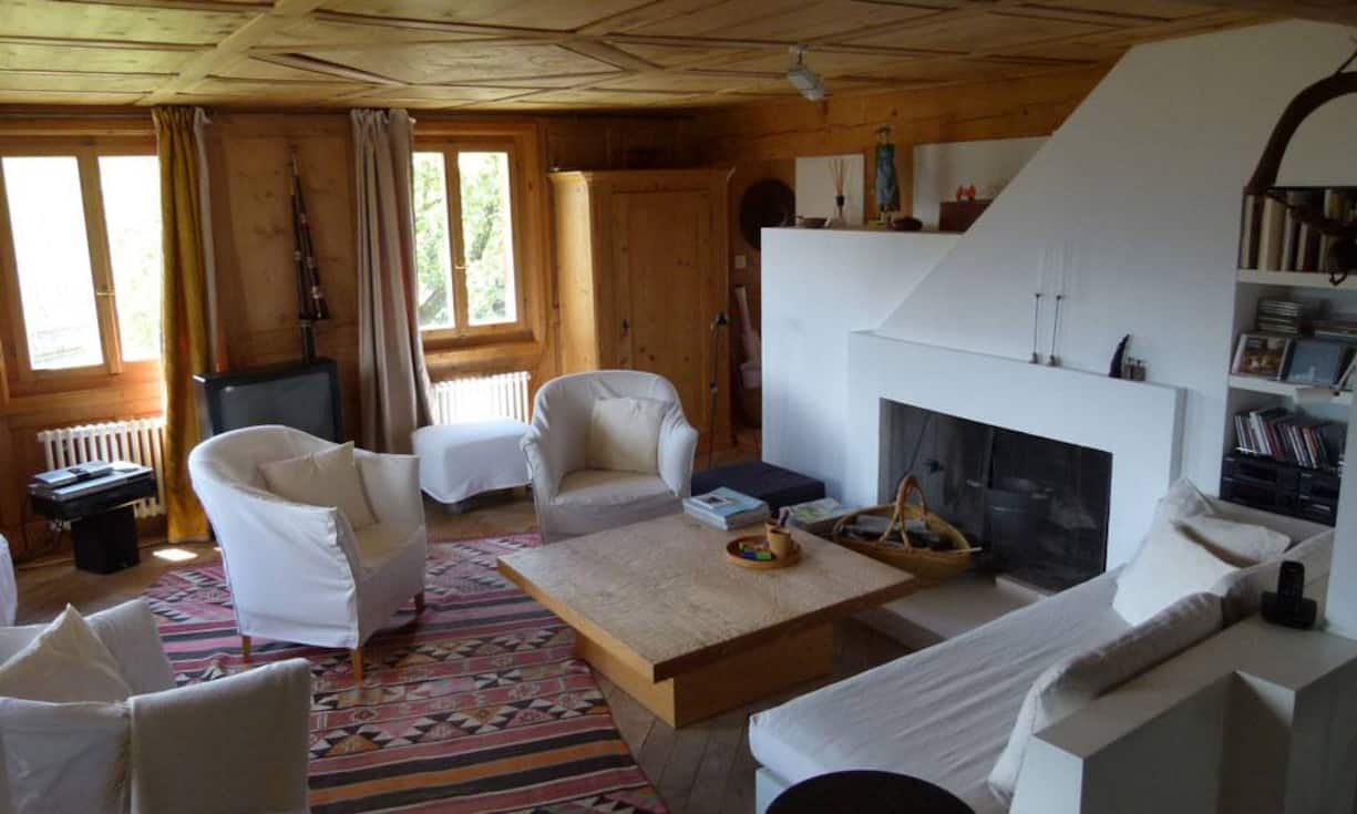 Im gesamten Haus hat es historische Dielenböden, Bündner Steinplatten oder rustikales Stäbchenparkett.