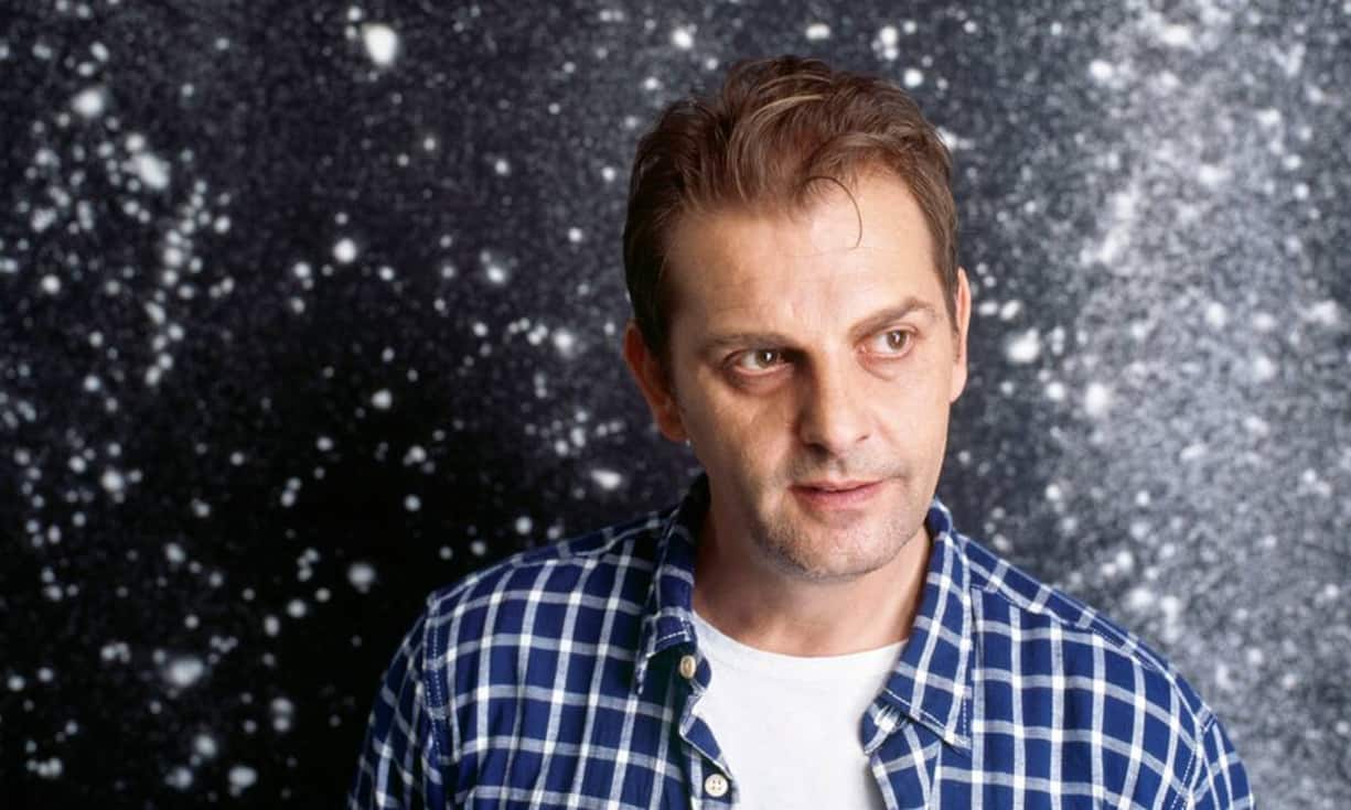 Zum 23. Mal kürt «Bilanz» die besten Schweizer Künstler. Hierfür selektierte eine 50-köpfige Jury aus Kuratoren, Kunsthistorikern und Museumsdirektoren die zurzeit spannendsten Künstler. Die Top Ten:Platz 10: Ugo RondinoneDer Installationskünstler rutscht von Platz 9 auf den zehnten Rang. Rondinone lebt in Zürich und in New York und ist bekannt für seine Wörter in Regenbogenfarben, die von Fassaden leuchten. Preisspanne: 35'000 - 1,3 Millionen Franken