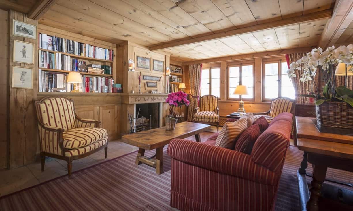 In kühlen Wintermonaten spendet der Kamin wohlige Wärme.