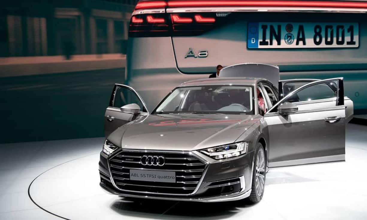 Der Mensch am Steuer kann sich vom Verkehr abwenden und anderen Dingen zuwenden - so lange, bis das Auto ihn zum Übernehmen der Kontrolle auffordert. Diese Stufe des autonomen Fahrens, die als Level 3 bezeichnet wird, beherrschen andere Hersteller auch, bieten sie allerdings noch nicht in Serienmodellen.