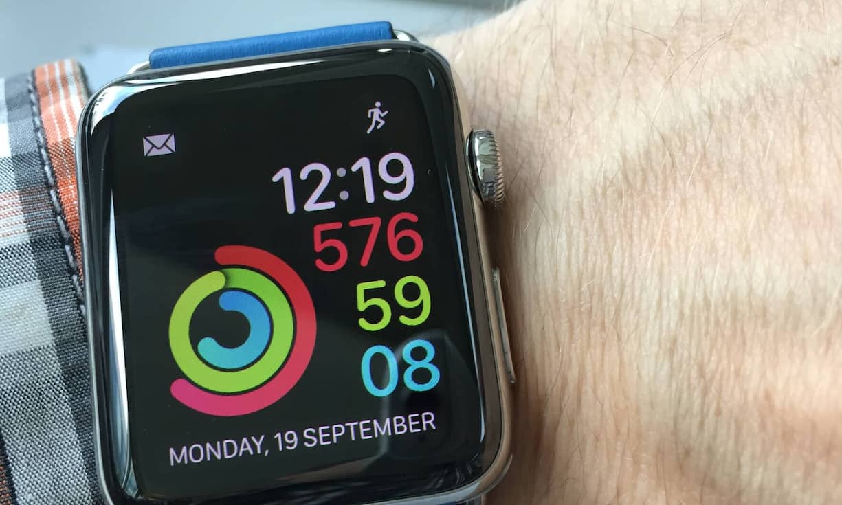 Das Aktivitäts-Zifferblatt: Man kann die Watch mit diversen verschiedenen Zifferblättern einstellen - und sie auch bis zu einem gewissen Grad individualisieren: Hier ist oben links individuell die E-Mail-Funktion eingestellt und oben rechts die Workout-App, unten das Datum. Mit einem Tipper landet man in diesen Programmen (beim Datum landet man im Kalender).