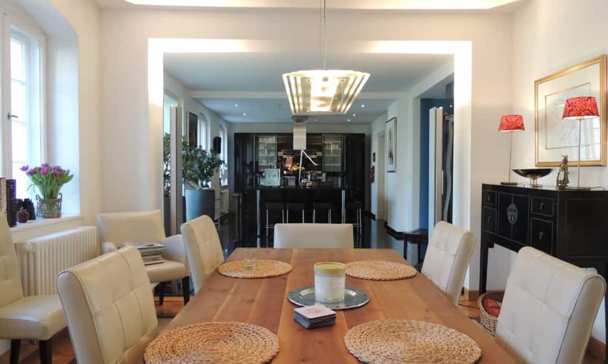 Die Wohnfläche der Villa fasst 350 Quadratmeter, der Kaufpreis liegt bei 1,2 Millionen Euro.
Peyton Robert Neubauer