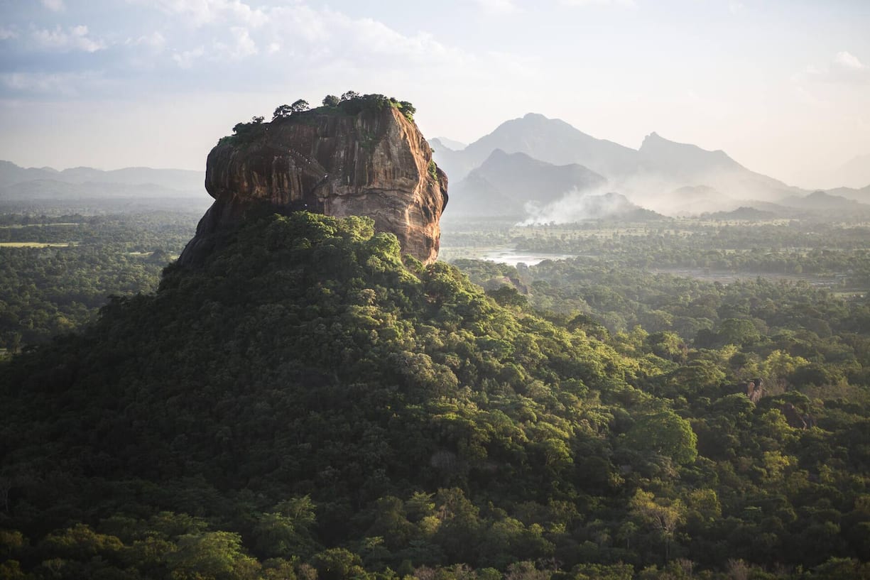 Diese Uhr macht auch im Dschungel unterhalb des Sigiriya Löwenfelsens im Herzen von Sri Lanka eine gute Figur.