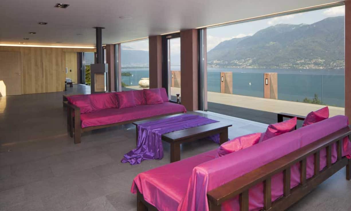 Diese Villa der Luxusklasse befindet sich in ruhiger und sonniger Lage von Brissago. Sie bietet Sicht auf den See und das umliegende Bergpanorama. Auf der Wohnfläche von 1470 Quadratmeter verteilen sich 17 Zimmer und 13 Badezimmer.