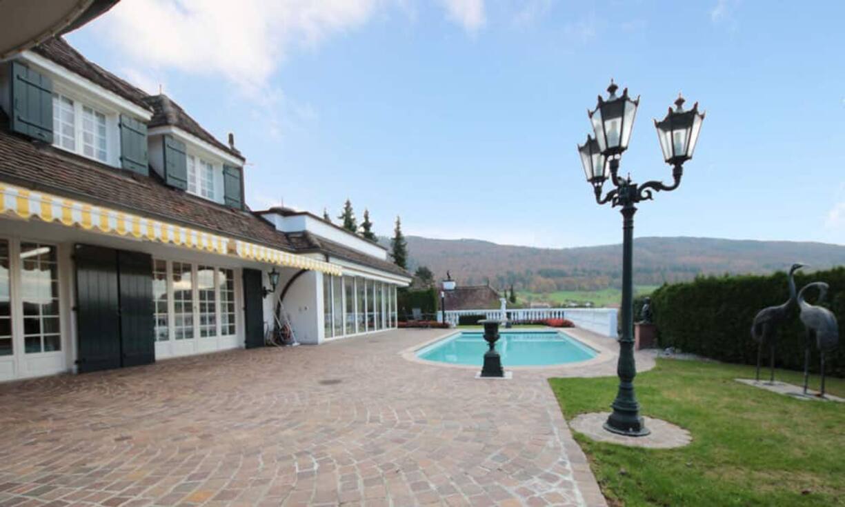 Die 6.5-Zimmer-Villa in Hofstetten bietet auf 1'182 Quadratmetern genügend Raum zum Entspannen.