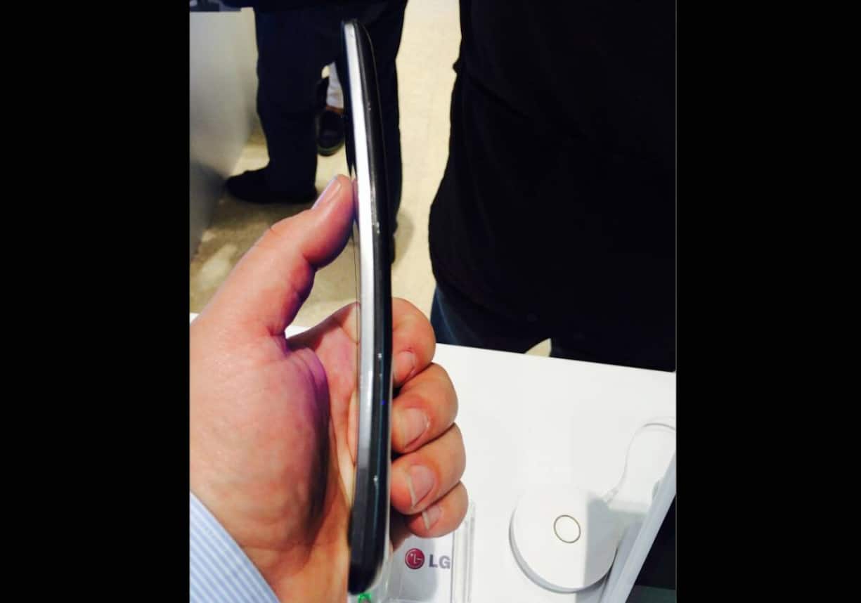 Nicht ganz neu, aber immer noch ein Hingucker ist das LG Flex. Wozu der gebogene Screen aber wirklich gut sein soll, ist nach wie vor unklar. Ein guter Marketing-Gag ist er allemal.