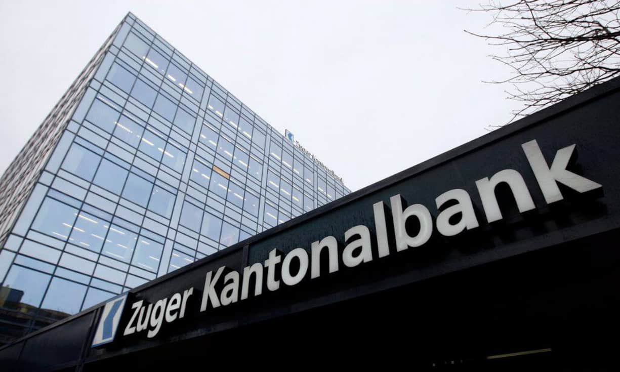 Auf Hochprozentiges dürfen sich die Teilnehmer der Generalversammlung bei der Zuger Kantonalbank freuen. Als Give-away darf hier jeder Aktionär eine Flasche Zuger Kirsch mit nach Hause nehmen.