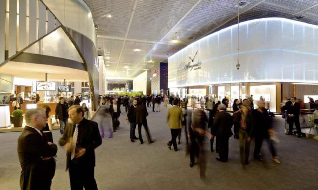 Der Blick in die pompöse Haupthalle der Messe zeigt, dass auch dieses Jahr viele Besucher ihren Weg zum Branchentreff gefunden haben.