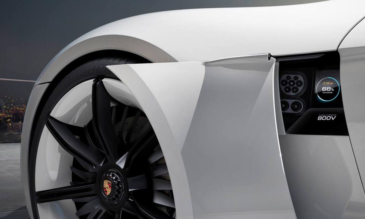 Die Batterie lässt sich jedoch auch an jeder üblichen Aufladestation oder an einem Kabelanschluss zu Hause aufladen. Der Ladeanschluss ist seitlich am vorderen Kotflügel versteckt.