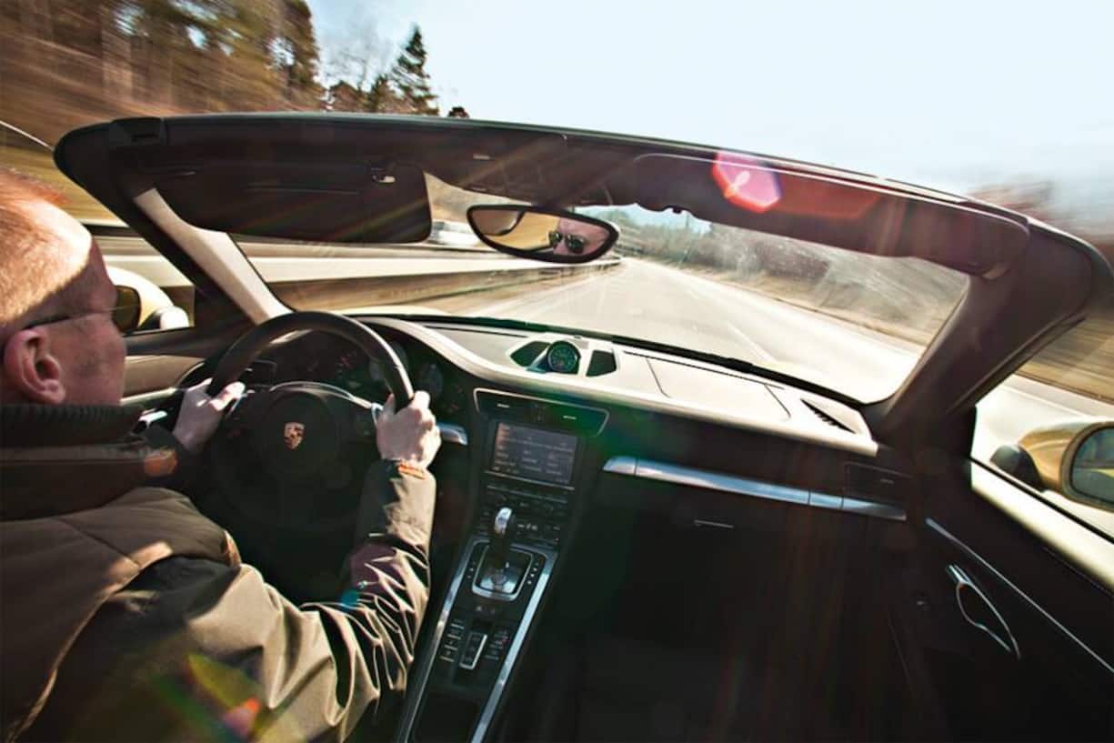Da gibts was auf die Ohren: sich herantasten ans Höchsttempo, dazu «Riders on the Storm» von den Doors aus der Bose-Surround-Anlage.