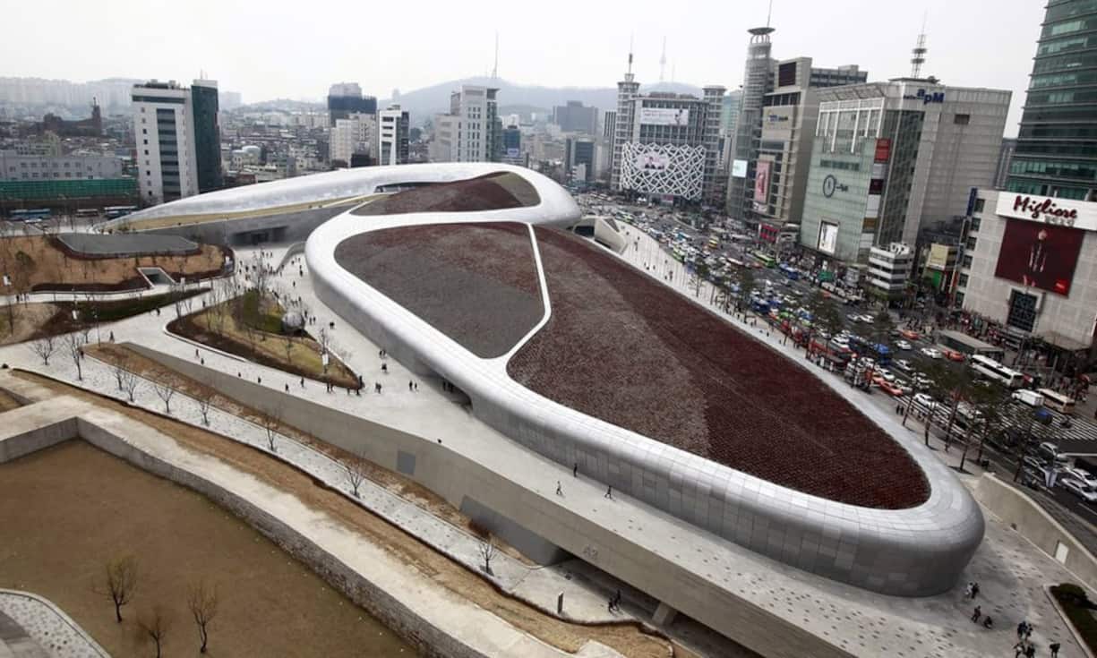 Äusserst spektakulär ist auch Dongdaemun Design Plaza in Seoul. Der 2014 eröffnete Bau gehörte zu den letzten grossen Werken Hadids.