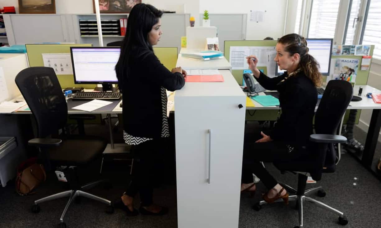 «Ich habe gehört, dass...»«Büroklatsch bei Gehaltsverhandlungen ist nie okay, insbesondere, wenn einige dieser Informationen vertraulich sein könnten», warnt Karriereexpertin Vicki Salemi. Gerüchte und Informationen von Kollegen sollte man auf keinen Fall bei der Gehaltsverhandlung ansprechen. Das zerstört die Glaubwürdigkeit. Das Durchschnittsgehalt anzusprechen, das Menschen in der Position verdienen, sei hingegen erlaubt.