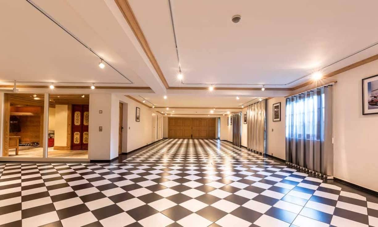 Weiter gehören zum Chalet drei Garage-Parkplätze sowie vier Aussenparkplätze. Ein grosser Raum wurde für eine Autosammlung genutzt.