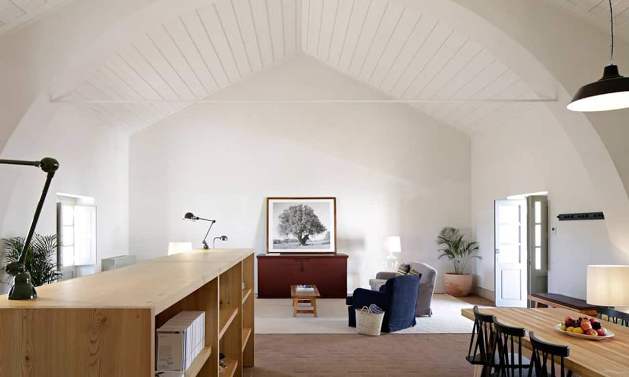 In den 24 Zimmern und 16 Cottages gehen schlichtes Design und altes Kunsthandwerk Hand in Hand. José António Uva, der ehemalige Investmentbanker und heutige Hausherr in achter Generation, sorgt dafür, dass auch nach dem Umbau seines Familiensitzes der Genius Loci die Dinge prägt und sich die Gäste nicht wie im Hotel, sondern als Teil des stilvollen Gutshofs fühlen.