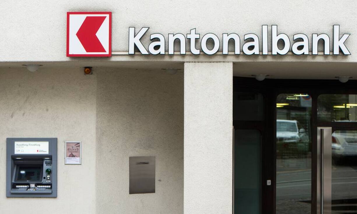 Die Schwyzer KB kommt auf insgesamt 13'000 Fächer in 21 von 23 Geschäftstellen. 5 x 25 x 44 Zentimeter Schliessfach kosten hier 60 Franken im Jahr. Umgerechnet je Liter macht das 10.90 Franken. Einen 24-Stunden-Zugang gibt es in der Filiale Altendorf ab Ende November 2016; die Möglichkeit eines Schlüsseldepots gibt es jedoch nicht.