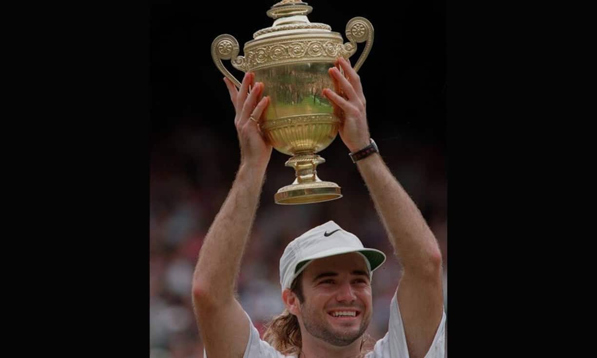 So weit ging nur einer: Andre Agassi verweigerte Ende der 1980er-Jahre für drei Jahre seine Teilnahme, um gegen den Dresscode in Wimbledon zu protestieren. Schliesslich fügte er sich – und gewann 1992 seinen ersten Grand-Slam-Titel ausgerechnet auf englischem Rasen. Keystone