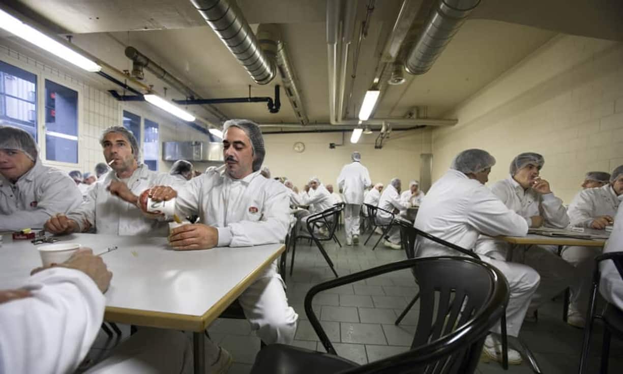 Statt beim Mittagessen die Kollegialität zu pflegen, greifen auch da 3 Prozent zum Computer um online einzukaufen.