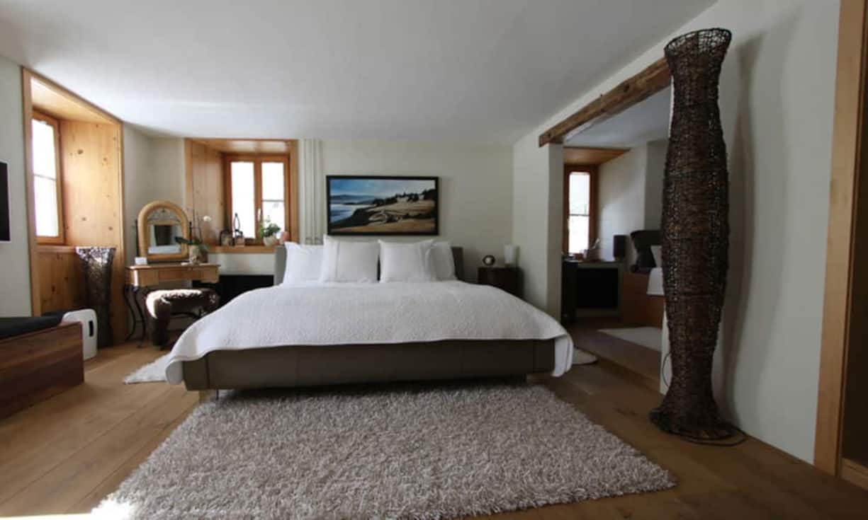 Die Liegenschaft liegt mitten in Scuol, einem beschaulichen Engadiner Dorf. Preis: 2.680.000 CHF
Quelle und Bilder: Engel & Völkers