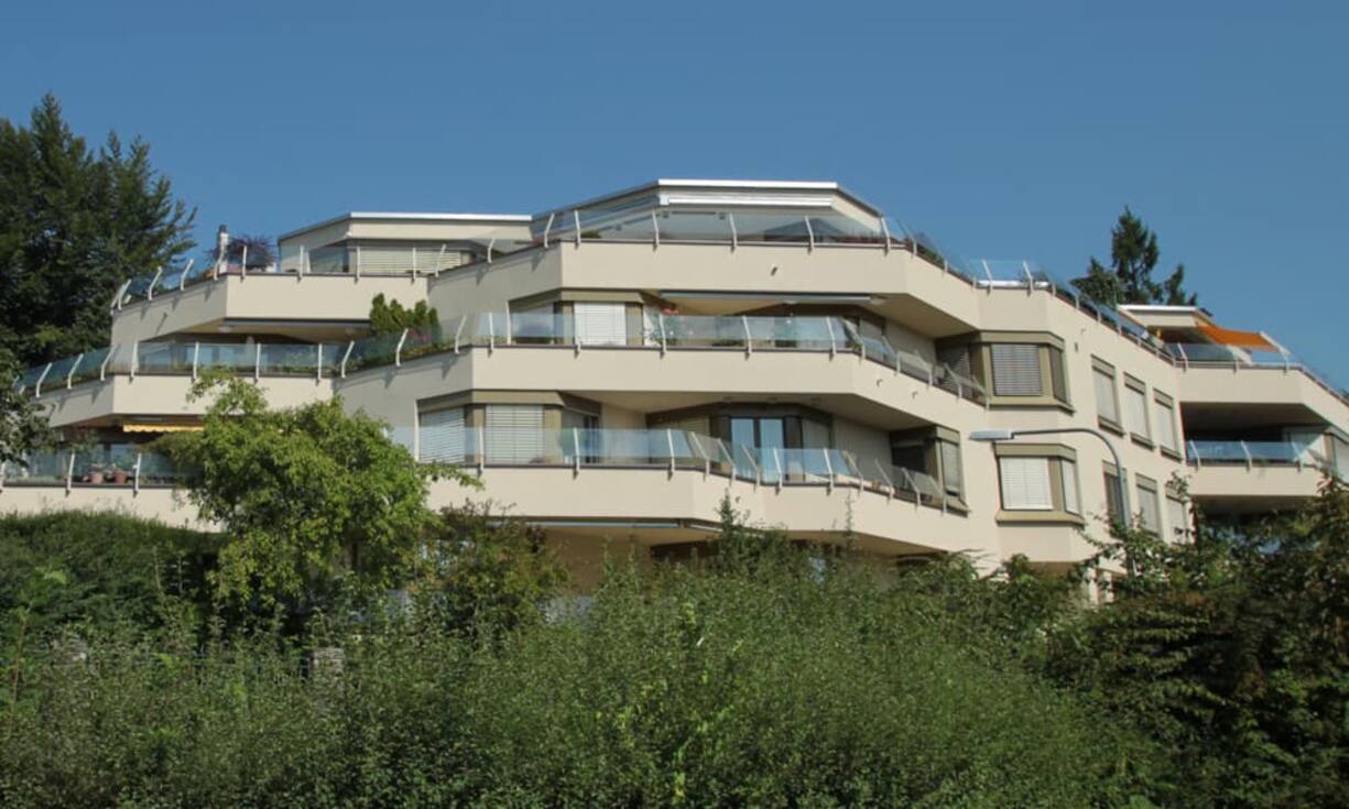 Zwei Stellplätze in der Tiefgarage vervollständigen das Angebot. Den Preis erfährt man auf Anfrage.
Quelle und Bilder