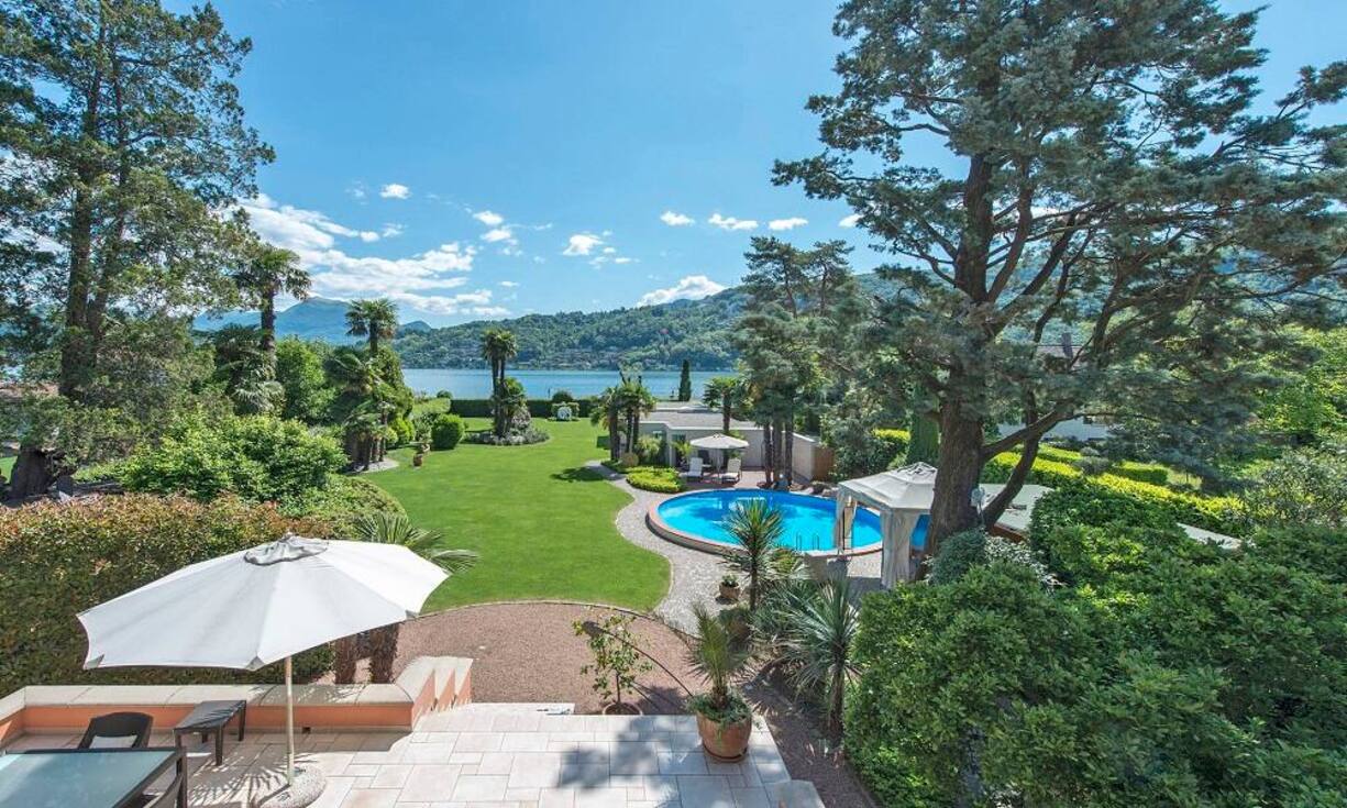 Zur Villa gehört ein Grundstück von 3500 Quadratmetern Fläche. Vom Garten aus hat man ein tolles Bergpanorama und Aussicht auf den Luganosee.