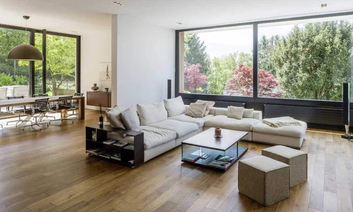 Auf rund 270 Quadratmetern kann sich der Bewohner individuell verwirklichen. Das Anwesen eignet sich deshalb für Familien mit Kindern wie auch für Paare, welche eine repräsentative Wohnanlage suchen.