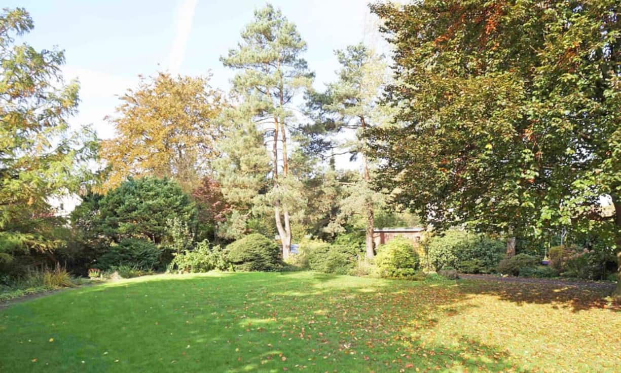 ...über 2'000 m² und verfügt über...