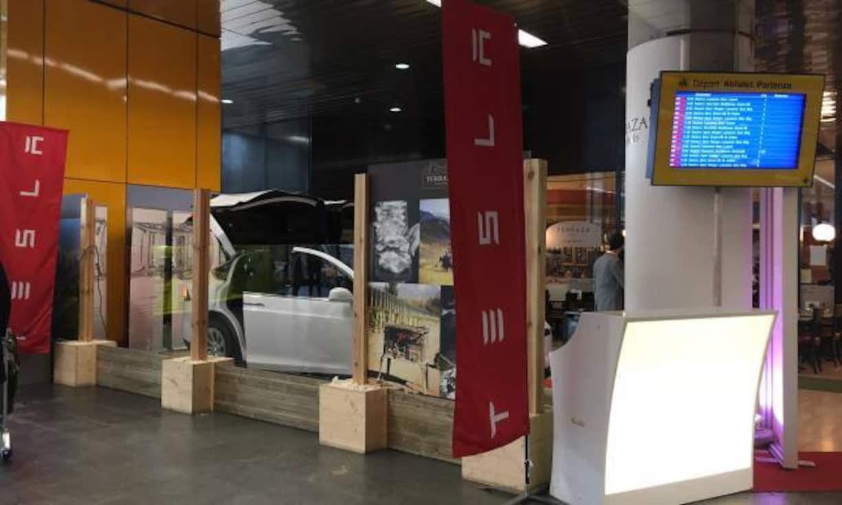 E-Autobauer Tesla war im Vorjahr die grosse Attraktion am Autosalon in Genf. Dieses Jahr hat sich das US-Unternehmen einen Stand gespart und präsentiert stattdessen in der Bahnhofshalle.