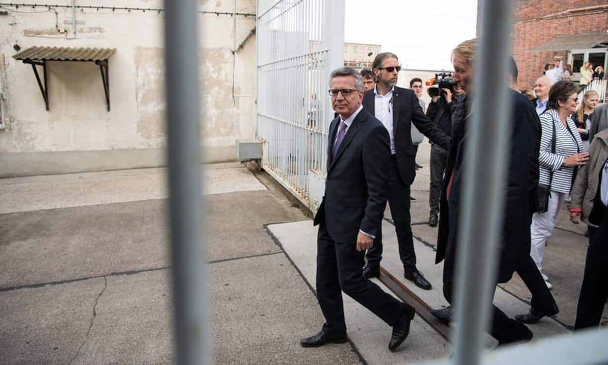 Thomas de Maizière (CDU, 63): Der Nachfahre hugenottischer Einwanderer gehört der Bundesregierung schon seit dem Amtsantritt Merkels an. Innenminister ist er schon zum zweiten Mal. Bei ihm bündelten sich einige Mammutthemen der Wahlperiode. Das Chaos der Flüchtlingskrise brachte ihn in Bedrängnis. Der Minister brachte aber viele Verschärfungen im Asylrecht und bei den Sicherheitsgesetzen auf den Weg. Er könnte sich nach der Wahl vielleicht in einem anderen Ressort wiederfinden.