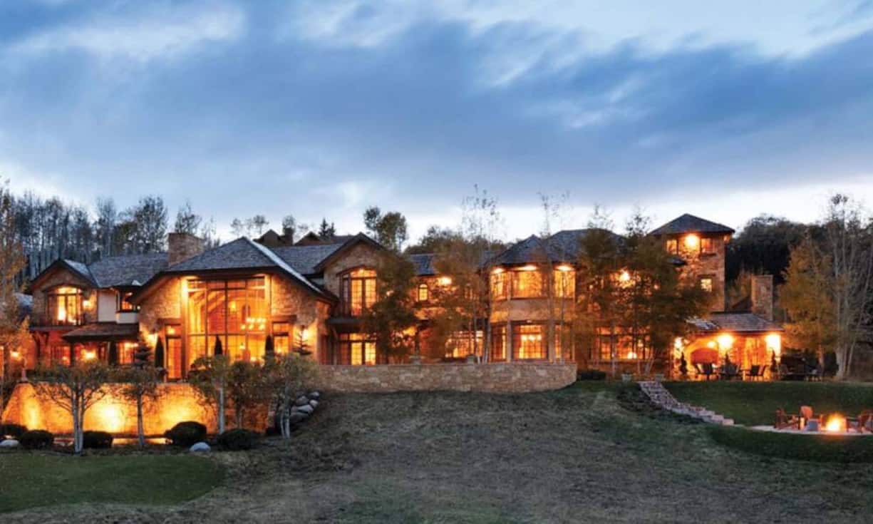 Chalet Elisa in Aspen, USA (257'000 Franken pro Woche): Wohnen in der Superlative - riesige Fenster bieten einen atemberaubenden Blick auf die Red Mountains und das Hunter-Creek-Tal. 16 Gäste können sich beim Billard, im Wellness-Bereich, im Fitness-Center oder im Infinity-Pool entspannen. Es gibt sogar einen Bodyguard!