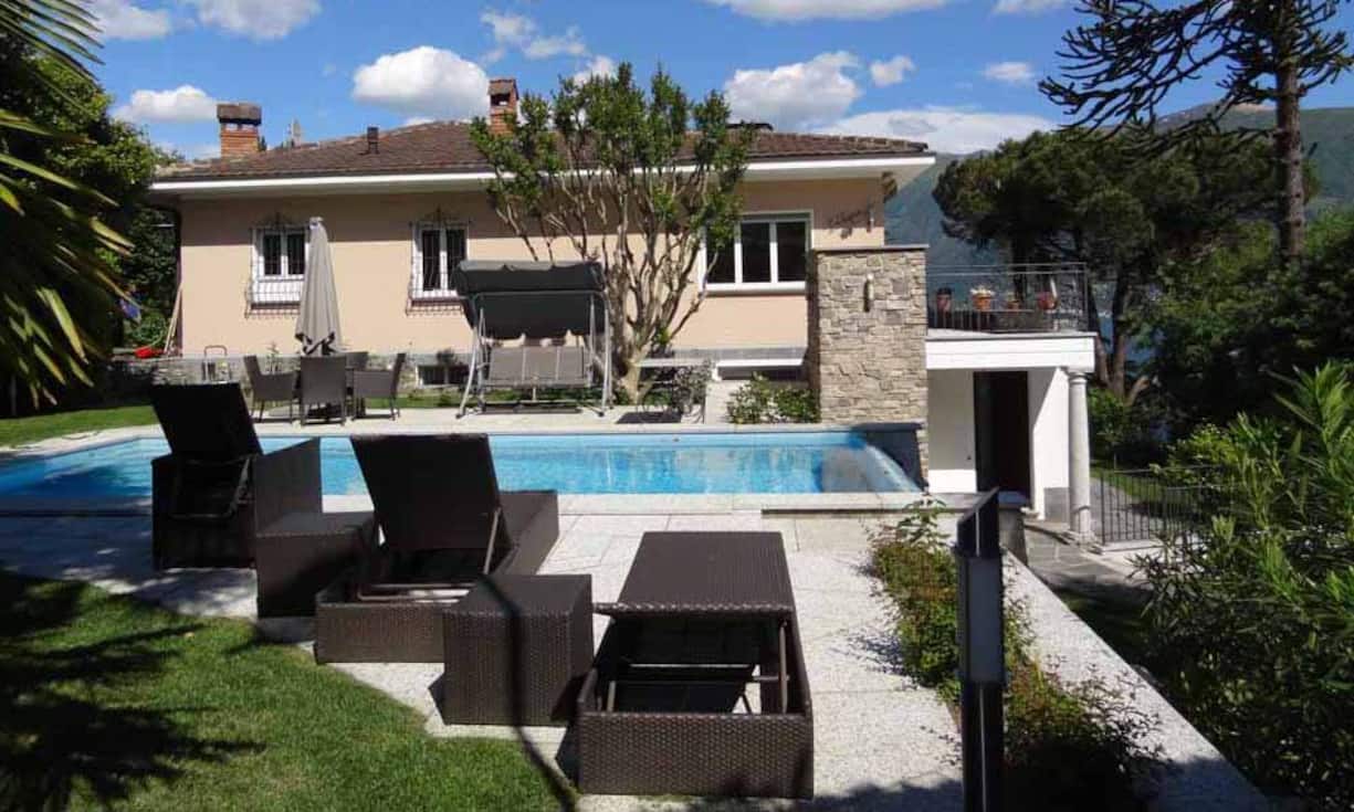 Das Anwesen besitzt 9,5 Zimmer und 7 Badezimmer auf zwei Etagen.