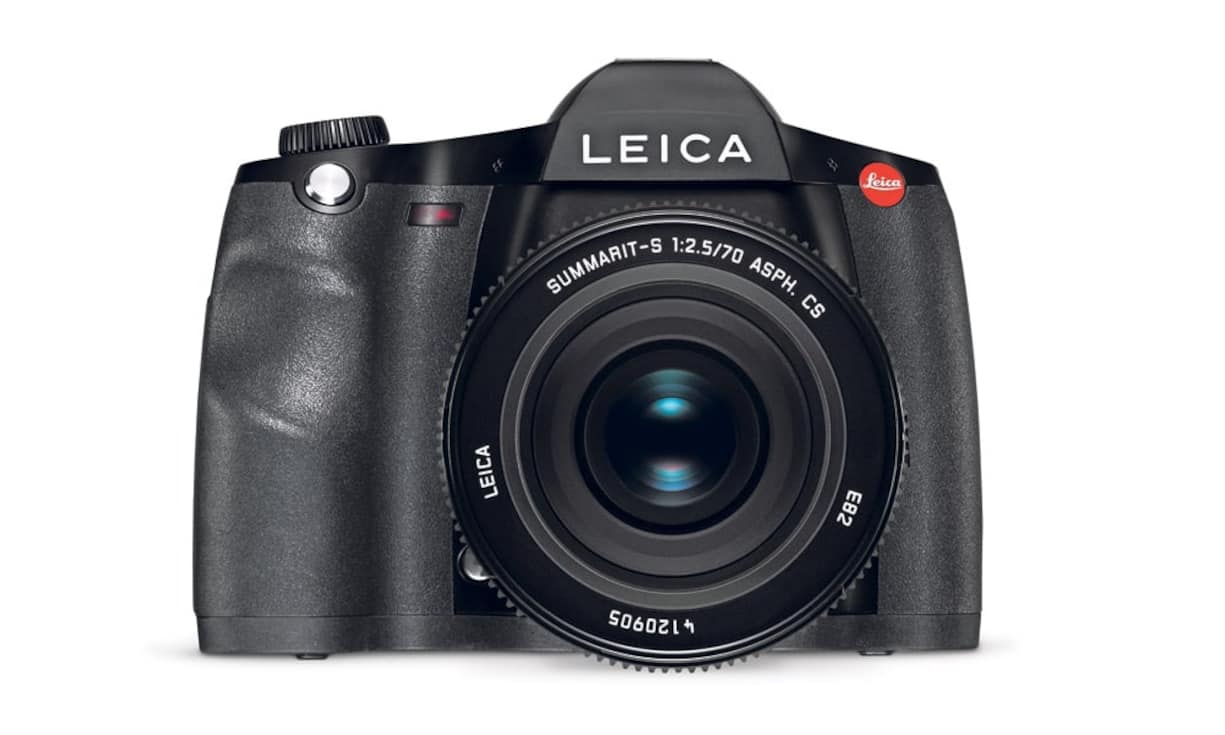 Leica hat mit ihren hochwertigen Geräten einen guten Ruf – das hat seinen Preis. Die Leica S-E (Typ 600) aus der Mittelformatserie rund 18 000 Franken. Anfang 2015 soll das neue Top-Modell mit der Bezeichnung 007 verfügbar sein – inklusive eines 37,5-Megapixel-Sensors, der auch Videos in 4K-Auflösung aufnimmt. Es ist die einzige Profi-Spiegelreflexkamera, die über ein GPS-Modul verfügt, das den Aufnahmeort in der Bilddatei speichert. Leica S (Typ 007) Preis steht noch nicht fest