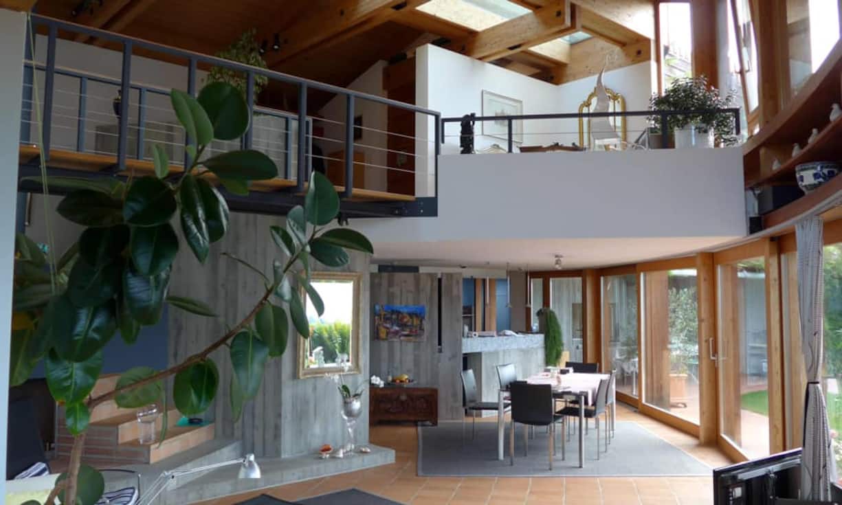 Der südöstlich orientierte Kreisbogen, der als Fenstertürenfront ausgebildet ist, prägt den grosszügigen Wohn- und Essbereich.