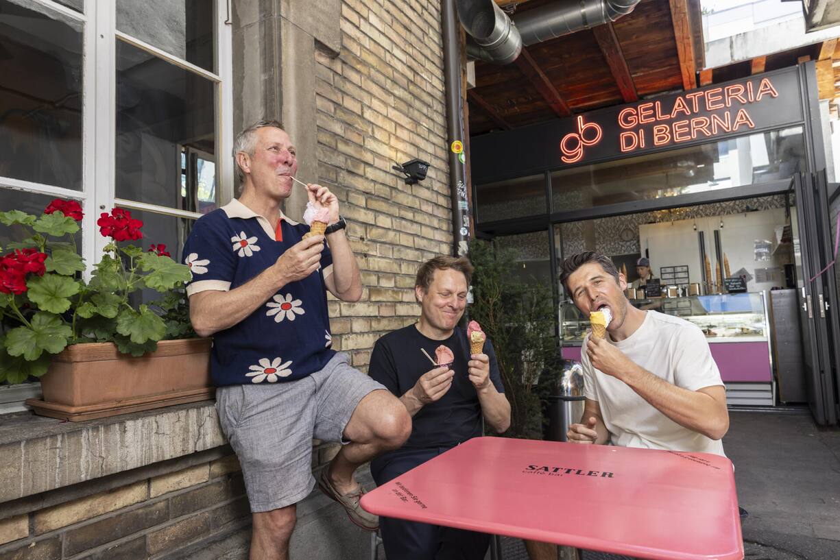 Die Lieblingssorte von Hansmartin (l.) ist «Zuppa Inglese», David mag «Grapefruit-Pfeffer» am liebsten und Andy setzt auf das «Passione-Eis» aus Passionsfrüchten.