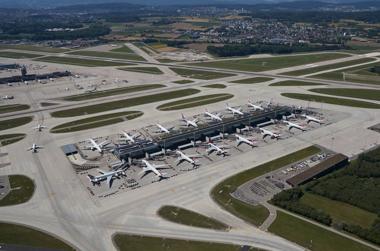 Das Dock E, Heimat der Langstreckenflieger.