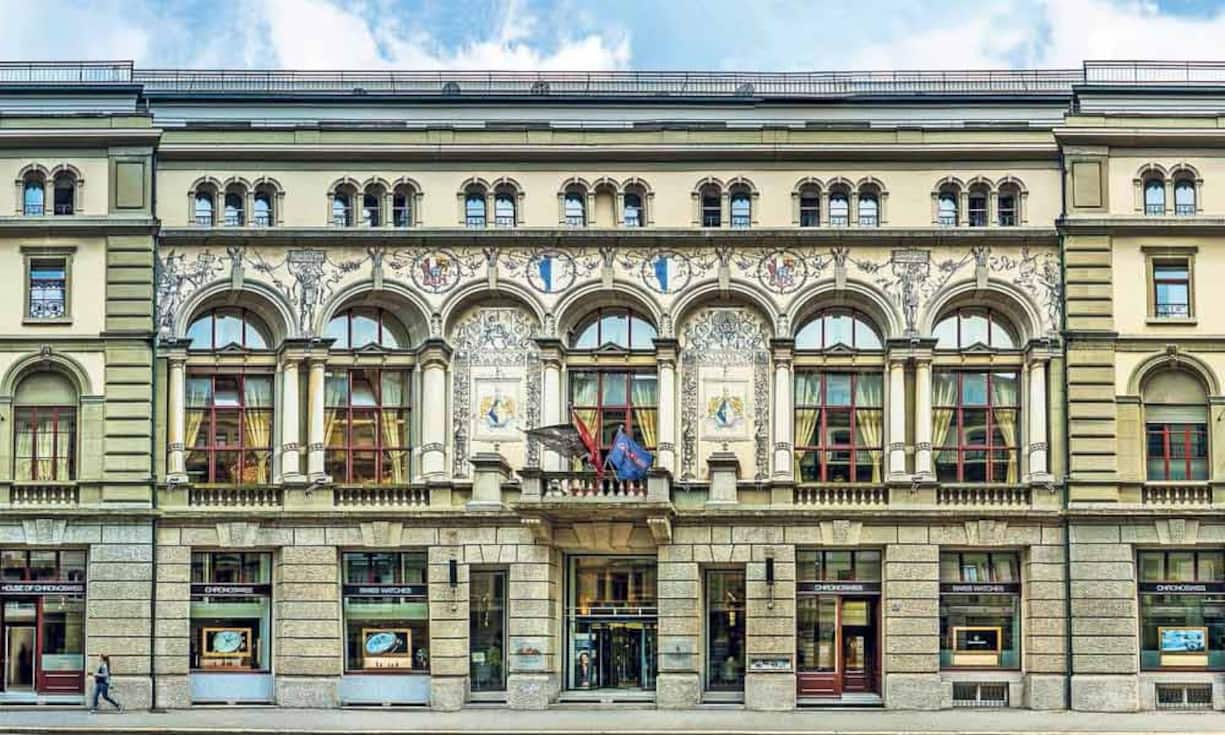 Firmensitz: Früher stand an der Löwenstrasse 16 in Luzern das Hotel Union, jetzt ist nach einem zehnmonatigen Umbau dort auf einer Fläche von 839 Quadratmetern im Erdgeschoss die Uhrenmarke Chronoswiss untergebracht. Jung, offen und transparent geben sich die Chronoswiss-Inhaber Oliver und Eva Ebstein; diese Zielsetzung gilt auch für den Firmensitz, der fürs Publikum einen überraschenden Einblick in die Fertigung von exklusiven Armbanduhren gibt.