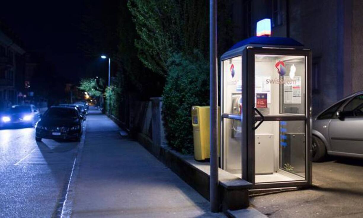 TelefonkabineÖffentliche Telefons werden immer weniger und seltener genutzt. So berichtete die Swisscom in einer Reportage von der einsamsten Telefonkabine der Schweiz. Diese steht im bündnerischen Braggio und wird nur zweimal pro Jahr benutzt.Keystone