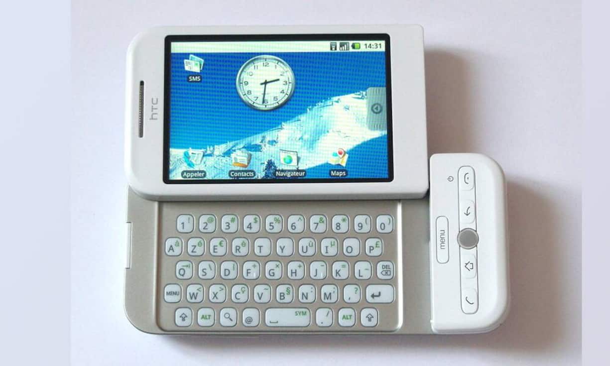 Das erste Android-Smartphone kam im Oktober 2008 mit dem HTC Dream dauf den Markt. Apple-Chef Jobs tobte, weil die Android-Oberfläche dem iPhone so sehr ähnelte. Es gelang Apple allerdings nicht, das Google-System vor Gericht auf breiter Front stoppen zu lassen. font size="-2">Wikimedia Commons/CC