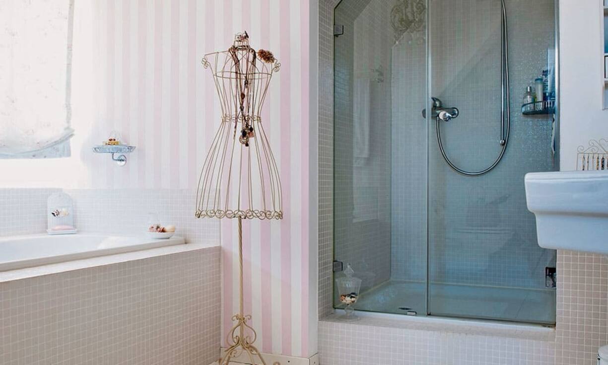 Wellness-Oase: Das Badezimmer mit den pastellrosa Streifen wurde beim Umbau im Jahr 2000 eingebaut, doch von seinem Alter ist heute nichts zu spüren.