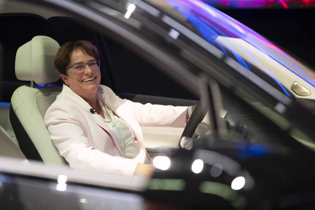 CEO Magdalena Martulla-Blocher sitzt in einem Nio Elektroauto, zu dem die Ems Chemie Teile herstellt, nach der Bilanzmedienkonferenz zum Halbjahresabschluss der Ems Chemie, am Freitag, 14. Juli 2023, in Domat/Ems. (KEYSTONE/Gian Ehrenzeller)