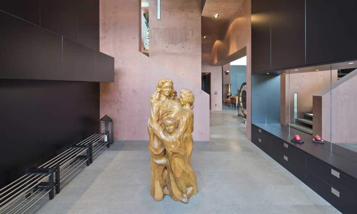 Wieder eine Etage höher befindet sich ein weiterer Wohnkorridor, die grosszügige Mastersuite mit 100 Quadratmetern und ebenfalls mit En-suite Bad/WC sowie eigener Terrasse.