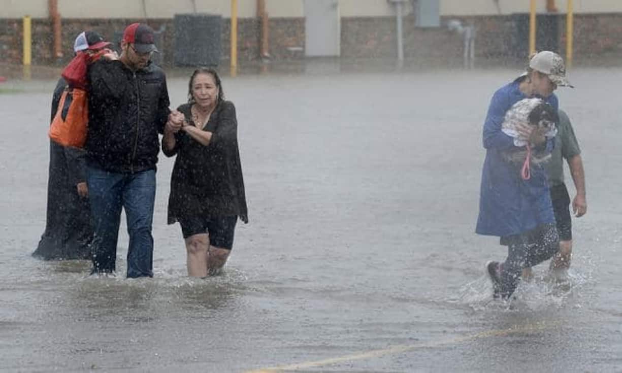 Wirbelsturm «Harvey» wütet in Texas: Hilfbedürftige auf dem Weg in die Notunterkunft.