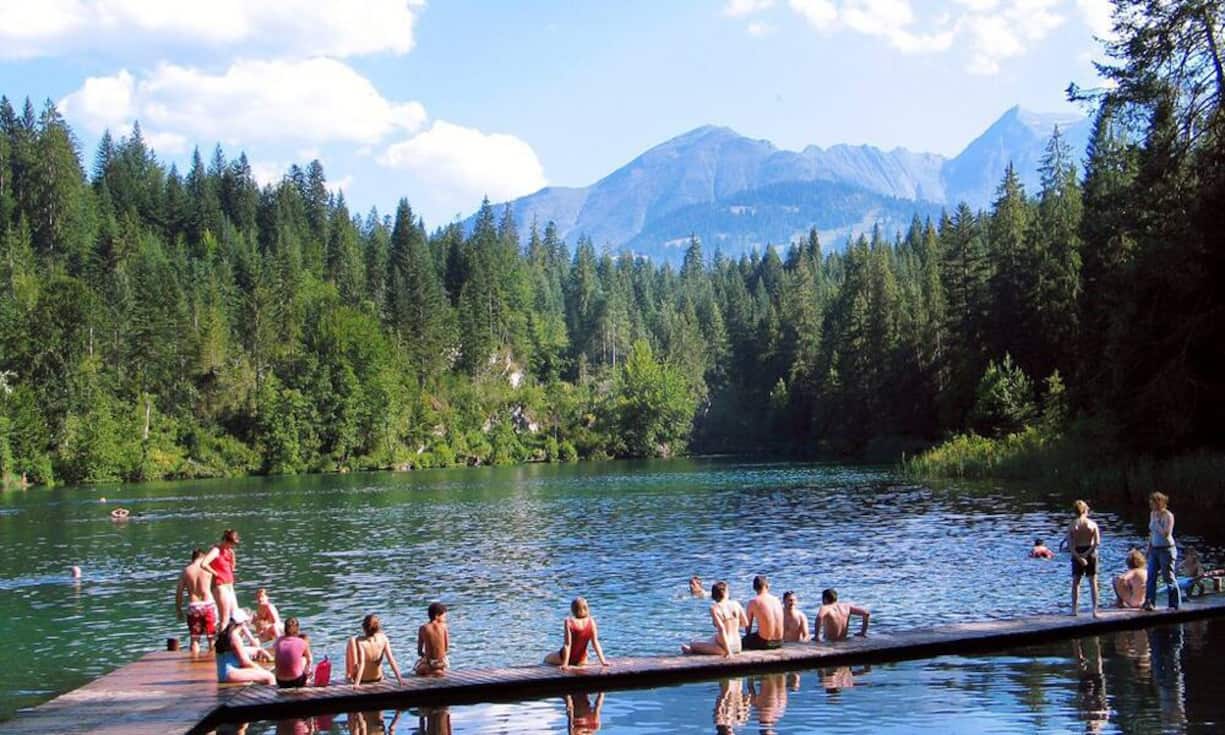 Der grün-blau schimmernde Crestasee gilt als Geheimtipp für Badefreunde und Sonnenhungrige. Er liegt auf 844 Meter Höhe mitten im Wald zwischen Flims und Trin und ist nur zu Fuss zu erreichen.Keystone