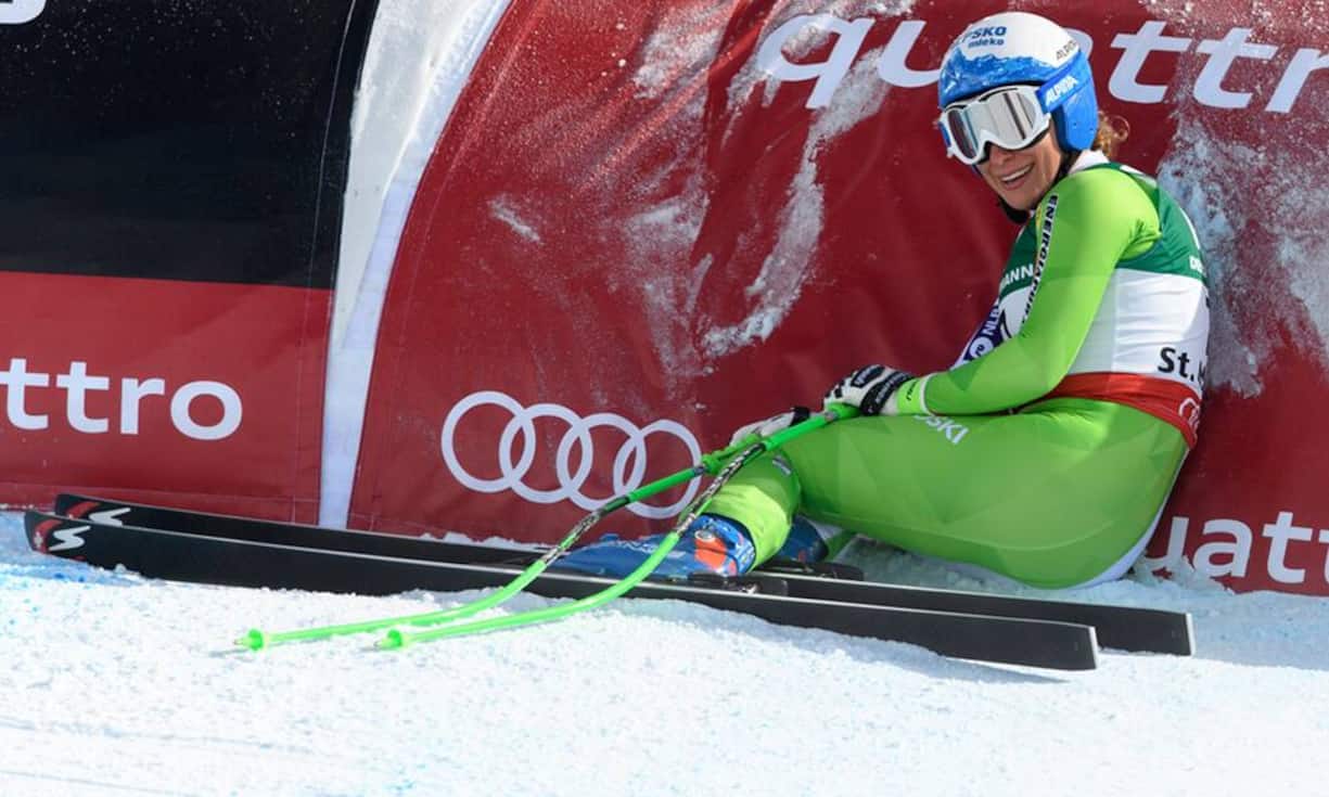 Abfahrts-Siegerin Ilka Stuhec ist nach ihrer Siegesfahrt völlig ausgepumpt. Dank Stuhec steht zumindest Stöckli zuoberst auf dem Podest. Die Schweizer Fahrerinnen enttäuschen.