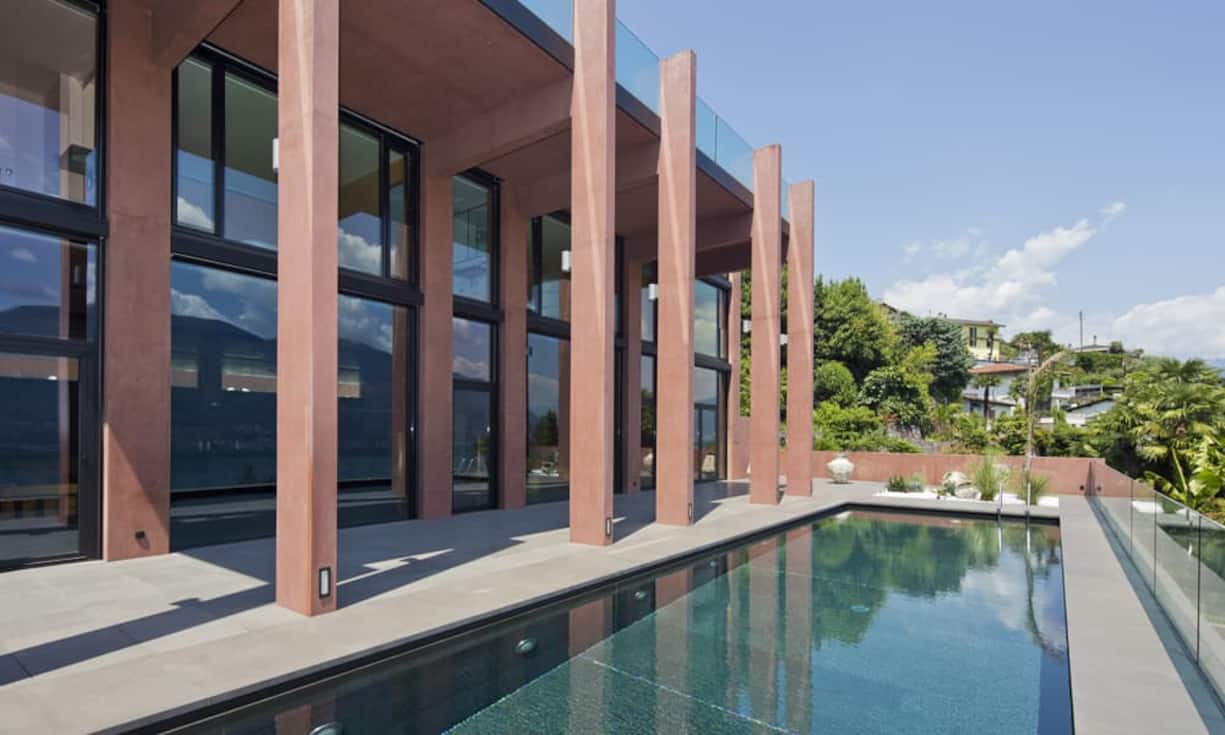 … und die offene Terrasse zum Aussenpool (14x4m) sowie zum grossen Innenpool und zu kleinen Wasserfällen und Massageduschen.