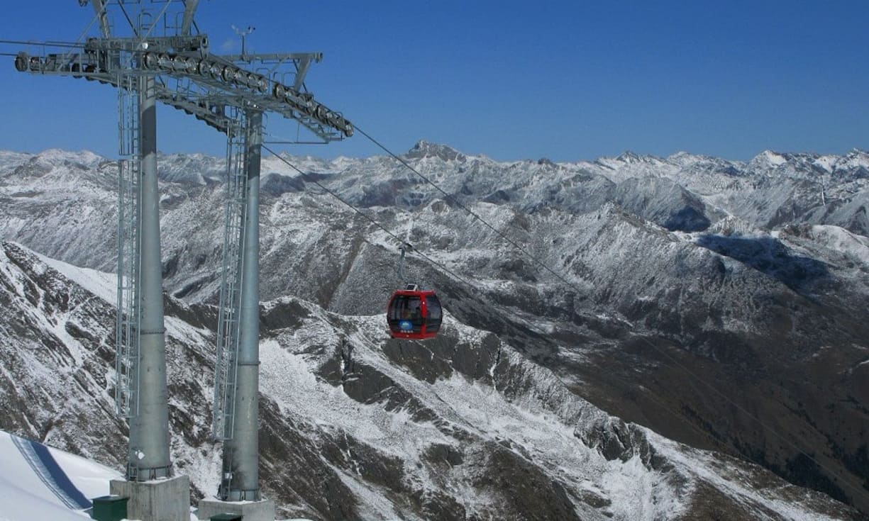 Wer den Berg runter will, muss erst hochkommen; am besten mit einer Seilbahn. Ingeneur.de hat eine Liste mit ganz besonderen Transportmitteln zusammengetragen. So zum Beispiel die höchste Gondelbahn der Welt. Sie befindet sich China. Auf einer Länge von 2,4 Kilometer führt der Ski-Lift den Dagu-Gletscher hinauf – bis auf eine Hohe von 4‘843 Meter. Vorsicht: dünne Luft.   Wikimedia Commons, aisccd - panoramio