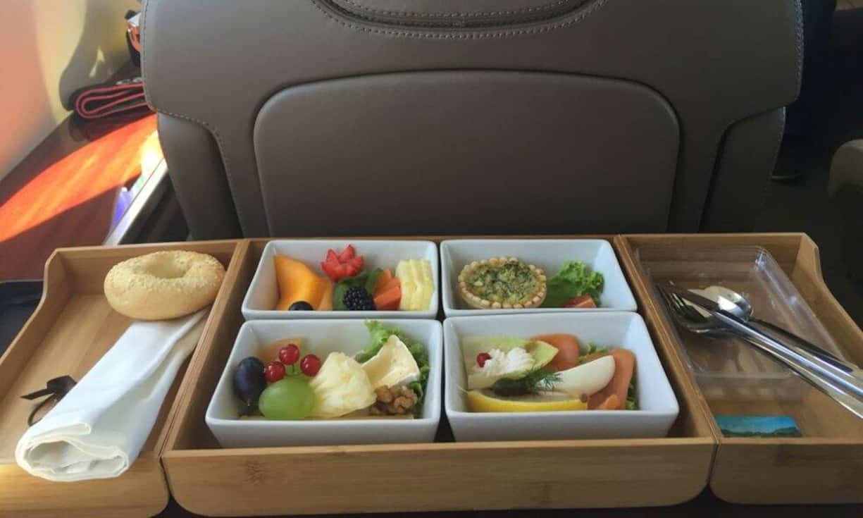 Das Essen wird stilvoll in Holzkistchen aufgetischt und ...