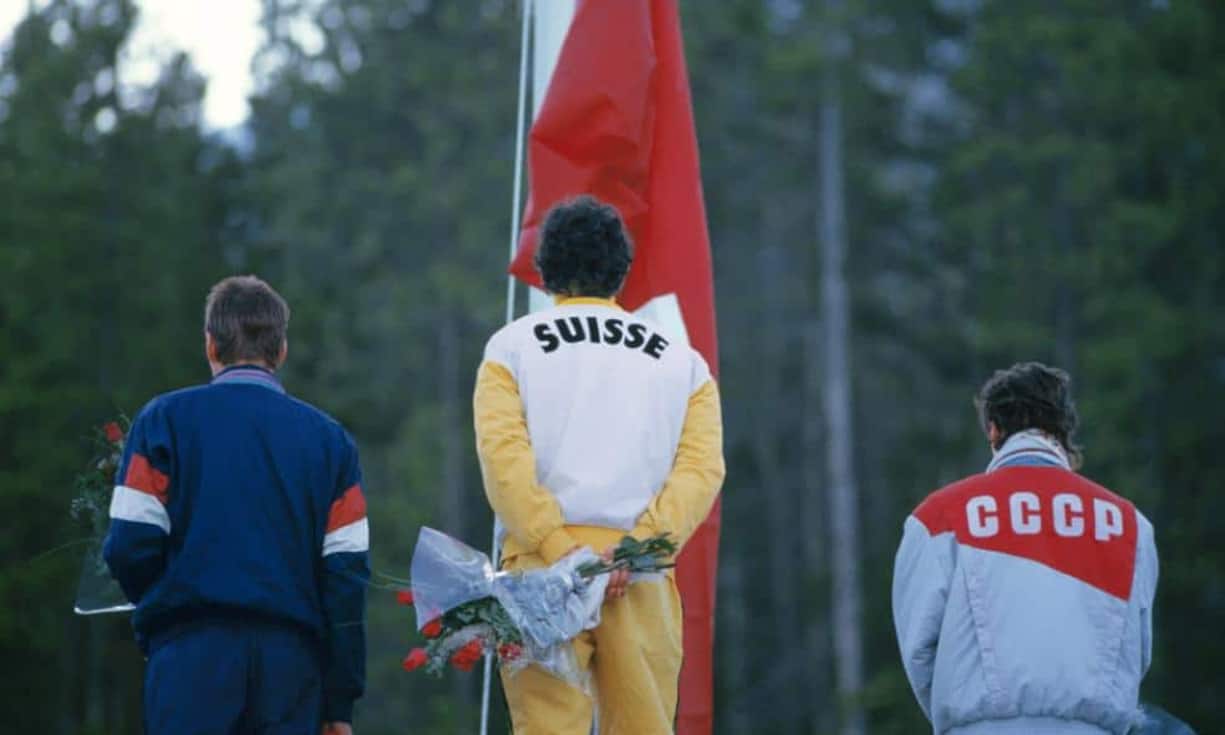 Ebenfalls in Calgary: Hippolyt Kempf, Nordischer Kombinierer aus der Schweiz, zuoberst auf dem Treppchen. Die Sowjetunion muss sich mit dem dritten Platz begnügen.