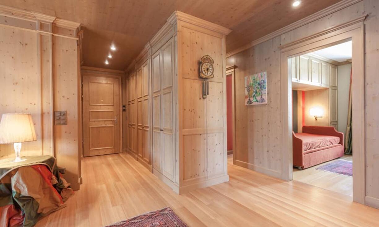 Parkettboden und Holzwände schmücken die Wohnung.