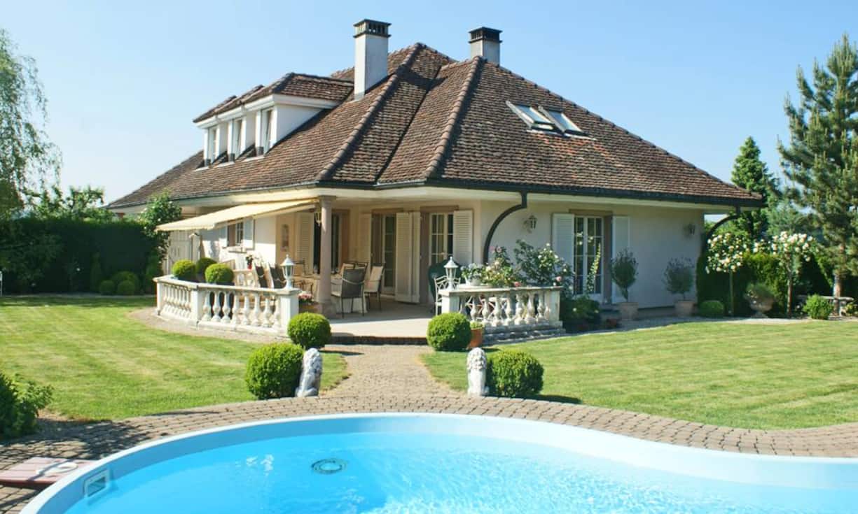 Zu dem Landhaus gehört ein 1000 Quadratmeter grosses Grundstück mit Pool, festem Grillplatz und mehreren Sitzplätzen.