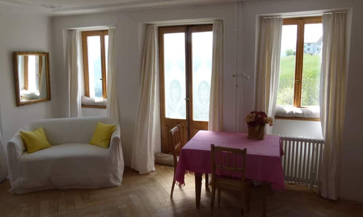 Das Gebäude verfügt über eine gute Raumaufteilung und ist mit grosszügigen Nebenräumen (Weinkeller, Lager, Sauna, Wirtschaftsraum, etc.) ausgestattet.